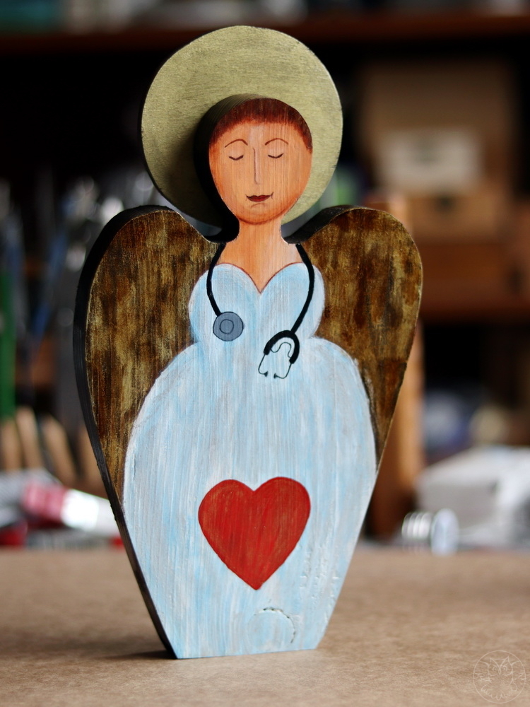 drewniany aniołek dla lekarki