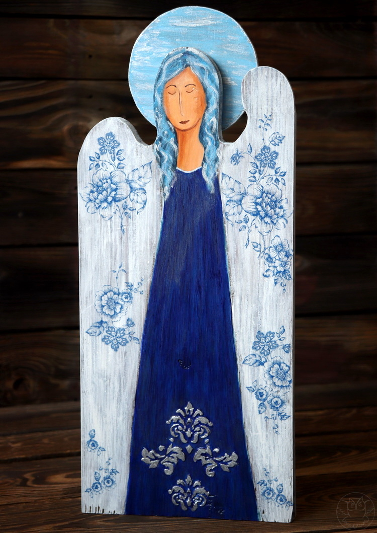niebieski anioł ze starej deski