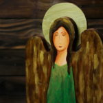 zielony anioł malowany na desce