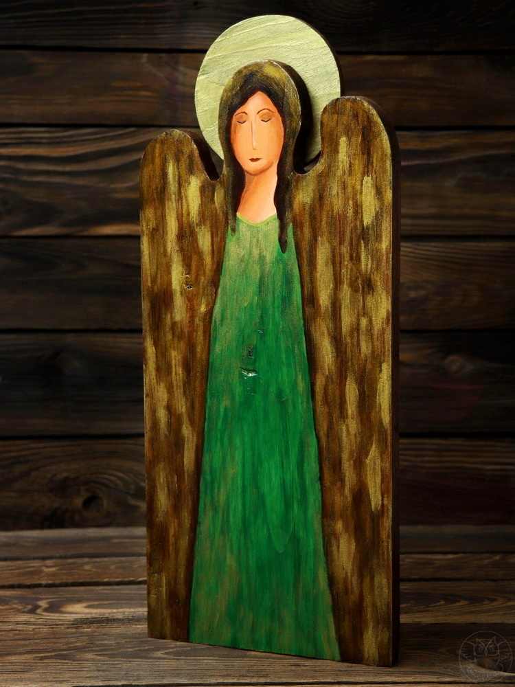 drewniany anioł w zieleni
